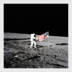 Постер 75 х 75 см Космонавт на Луне с флагом США