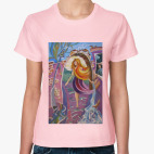 Девушка по городу шагает босиком