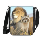 Енот измеряет лапы льву