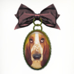 Собака в медальоне