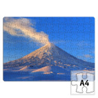 Пейзаж Камчатка: зима, горы и извержение вулкана