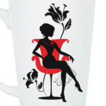 Элегантная женщина на кресле с цве. Приятный отдых