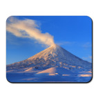 Пейзаж Камчатка: зима, горы и извержение вулкана