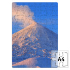 Пейзаж Камчатка: зима, горы и извержение вулкана