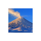 Пейзаж Камчатка: зима, горы и извержение вулкана